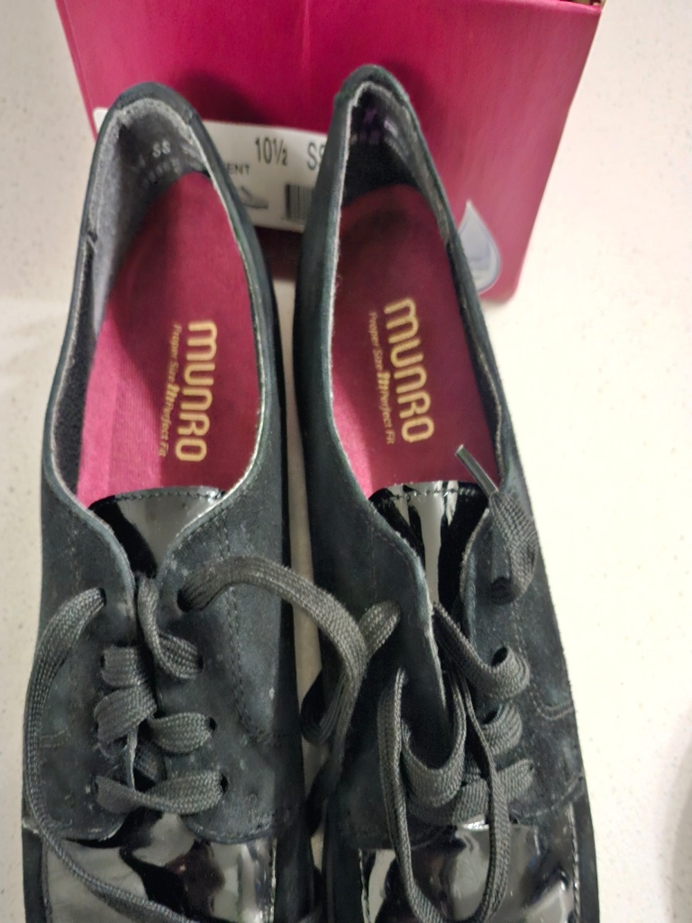 Very narrow Munro woman's shoes